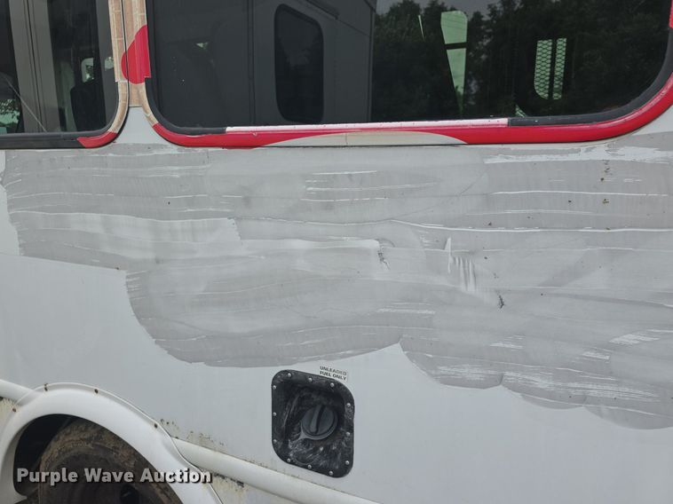 image for item DQ4414 2013 Ford E450 Super Duty  shuttle bus