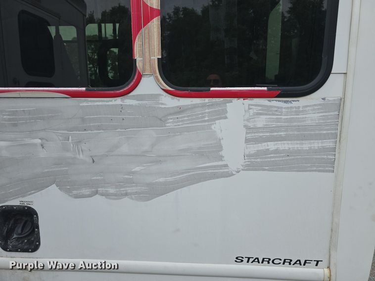 image for item DQ4414 2013 Ford E450 Super Duty  shuttle bus