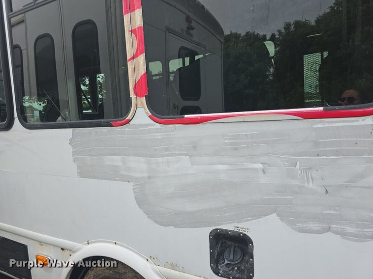 image for item DQ4414 2013 Ford E450 Super Duty  shuttle bus