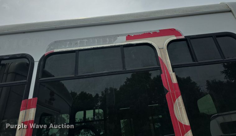 image for item DQ4414 2013 Ford E450 Super Duty  shuttle bus