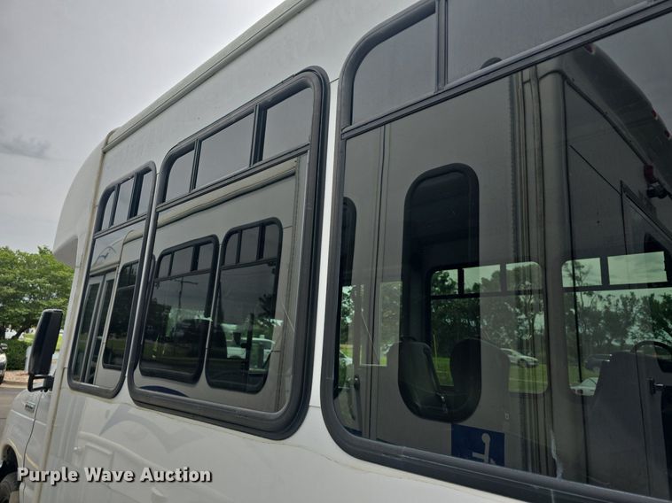 image for item DQ4414 2013 Ford E450 Super Duty  shuttle bus