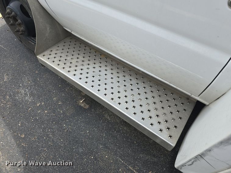 image for item DQ4414 2013 Ford E450 Super Duty  shuttle bus