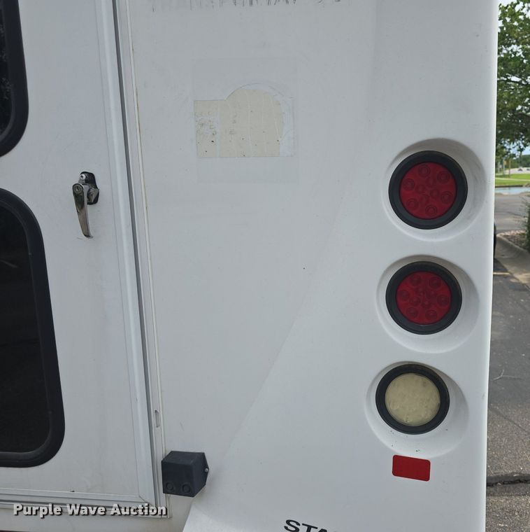 image for item DQ4414 2013 Ford E450 Super Duty  shuttle bus