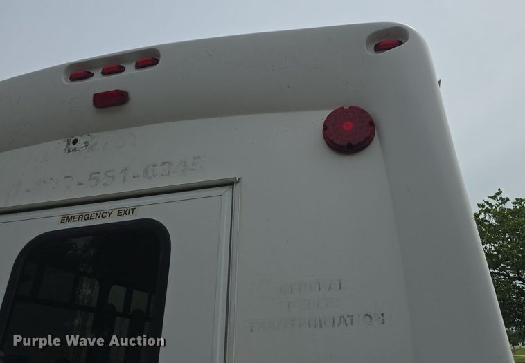 image for item DQ4414 2013 Ford E450 Super Duty  shuttle bus