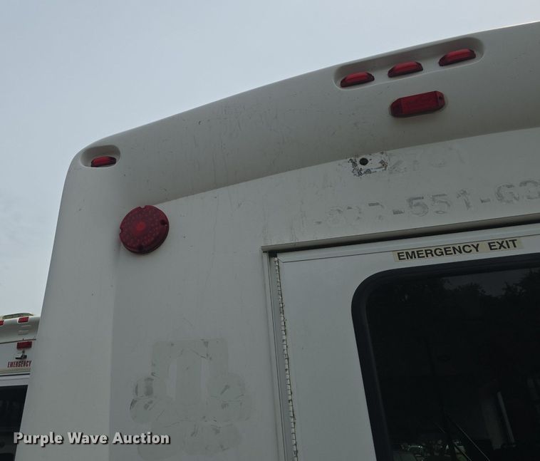 image for item DQ4414 2013 Ford E450 Super Duty  shuttle bus