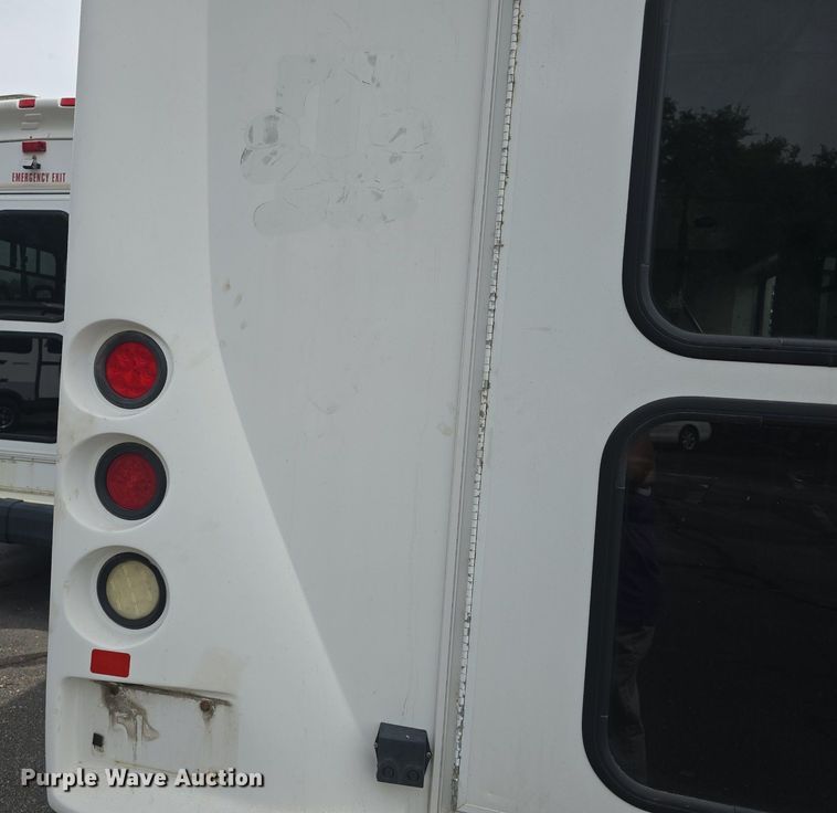 image for item DQ4414 2013 Ford E450 Super Duty  shuttle bus