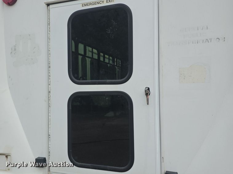 image for item DQ4414 2013 Ford E450 Super Duty  shuttle bus