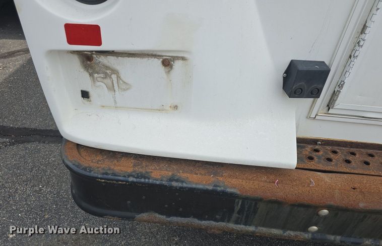 image for item DQ4414 2013 Ford E450 Super Duty  shuttle bus