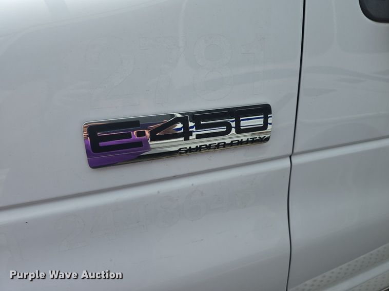 image for item DQ4414 2013 Ford E450 Super Duty  shuttle bus