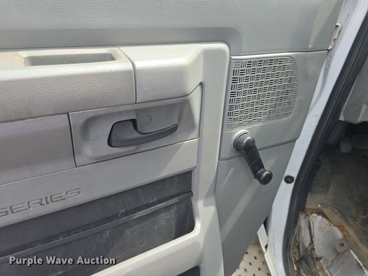 image for item DQ4414 2013 Ford E450 Super Duty  shuttle bus