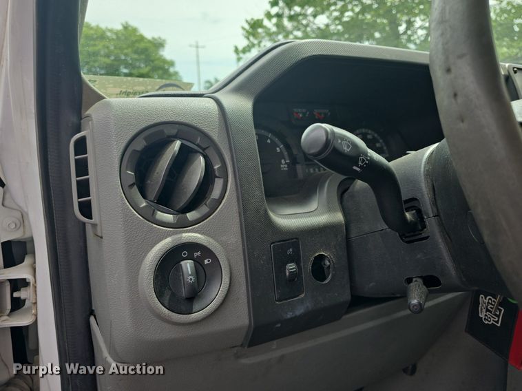 image for item DQ4414 2013 Ford E450 Super Duty  shuttle bus