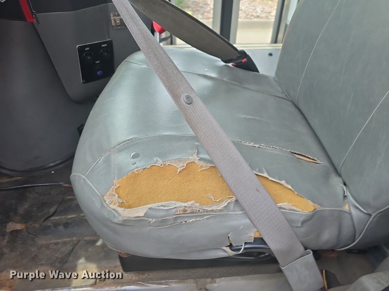 image for item DQ4414 2013 Ford E450 Super Duty  shuttle bus