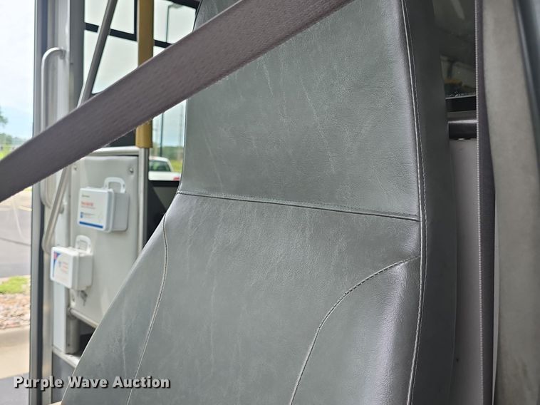 image for item DQ4414 2013 Ford E450 Super Duty  shuttle bus