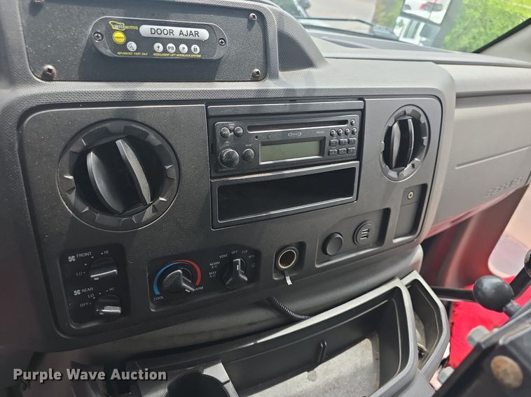 image for item DQ4414 2013 Ford E450 Super Duty  shuttle bus