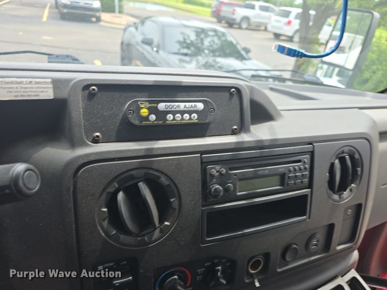 image for item DQ4414 2013 Ford E450 Super Duty  shuttle bus