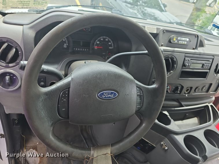 image for item DQ4414 2013 Ford E450 Super Duty  shuttle bus