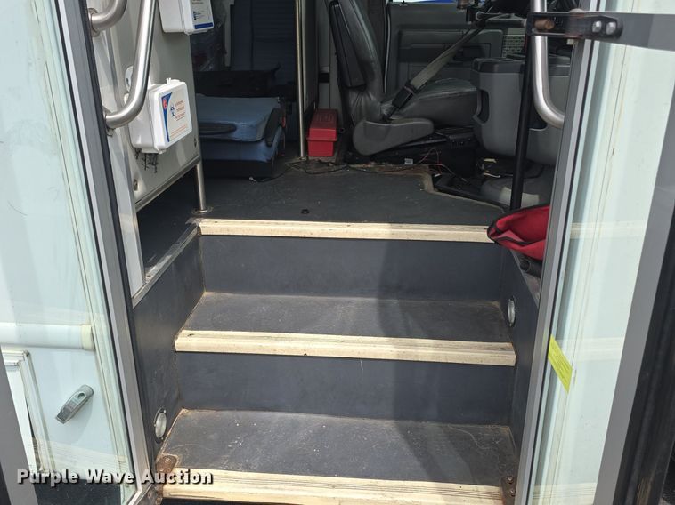 image for item DQ4414 2013 Ford E450 Super Duty  shuttle bus