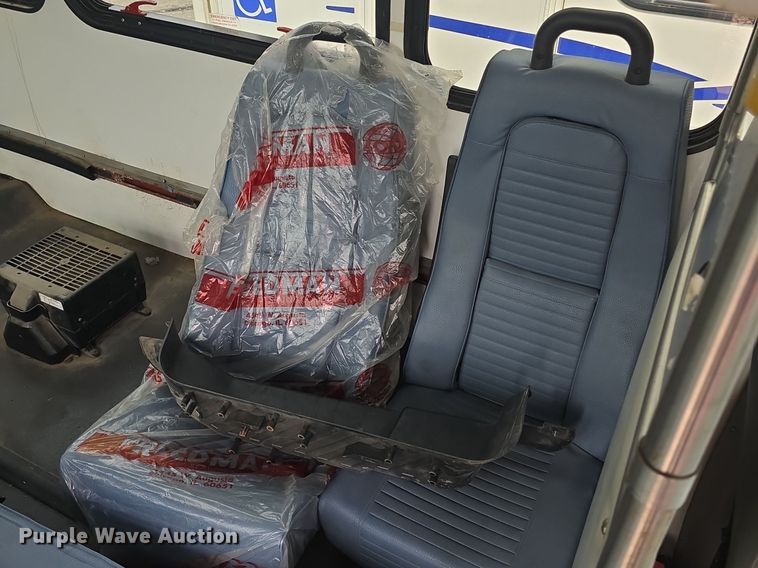 image for item DQ4414 2013 Ford E450 Super Duty  shuttle bus