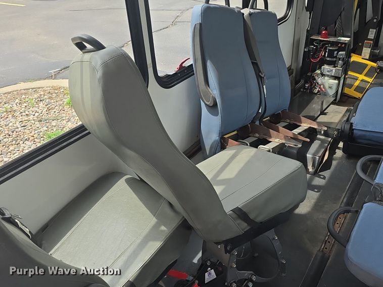 image for item DQ4414 2013 Ford E450 Super Duty  shuttle bus