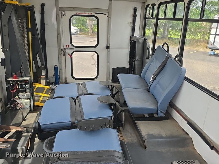 image for item DQ4414 2013 Ford E450 Super Duty  shuttle bus