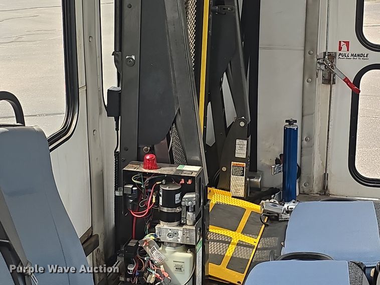 image for item DQ4414 2013 Ford E450 Super Duty  shuttle bus