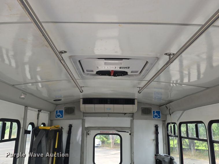 image for item DQ4414 2013 Ford E450 Super Duty  shuttle bus