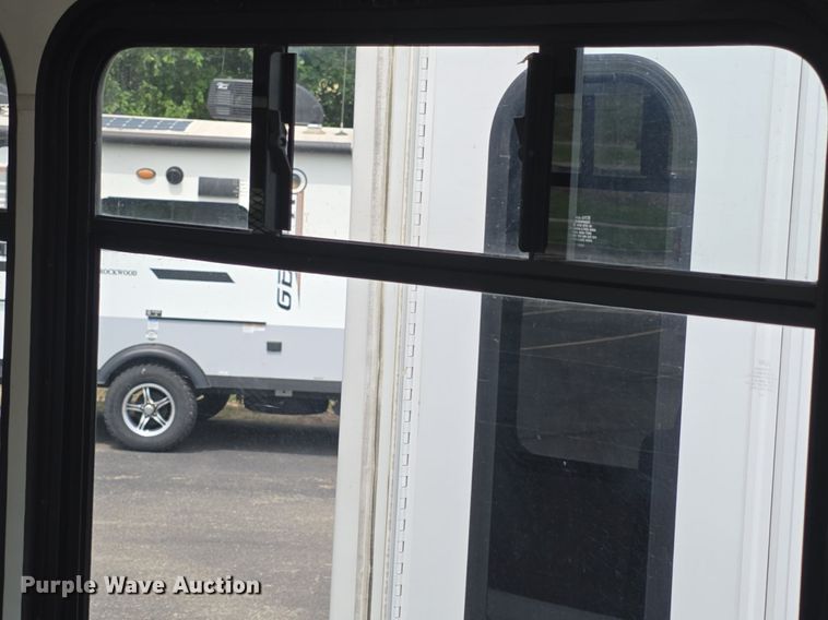 image for item DQ4414 2013 Ford E450 Super Duty  shuttle bus