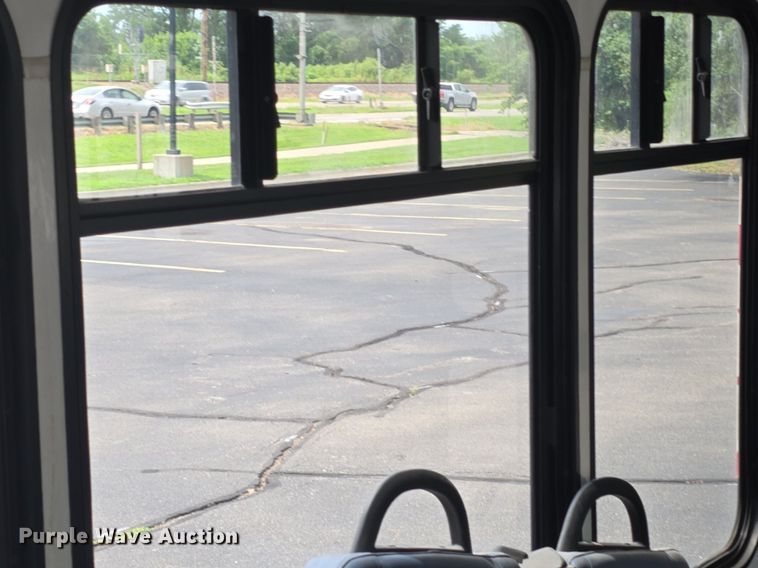 image for item DQ4414 2013 Ford E450 Super Duty  shuttle bus