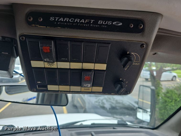 image for item DQ4414 2013 Ford E450 Super Duty  shuttle bus