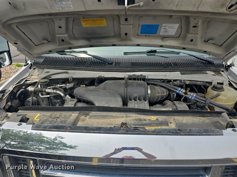 image for item DQ4414 2013 Ford E450 Super Duty  shuttle bus