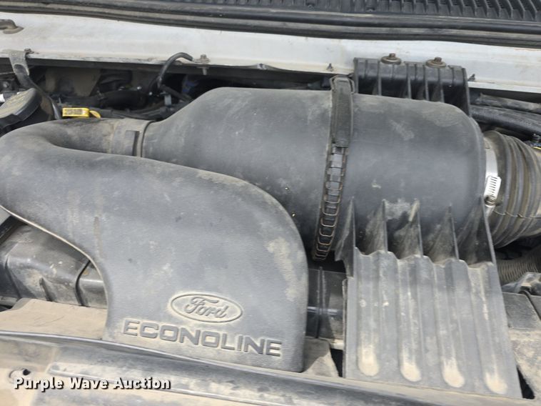 image for item DQ4414 2013 Ford E450 Super Duty  shuttle bus