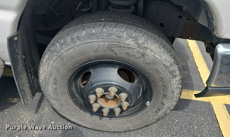 image for item DQ4414 2013 Ford E450 Super Duty  shuttle bus