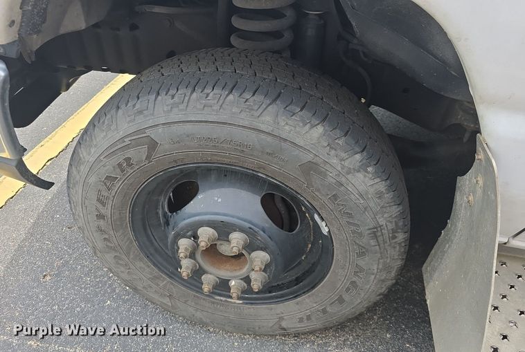 image for item DQ4414 2013 Ford E450 Super Duty  shuttle bus