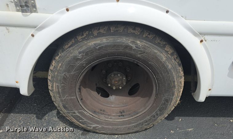 image for item DQ4414 2013 Ford E450 Super Duty  shuttle bus