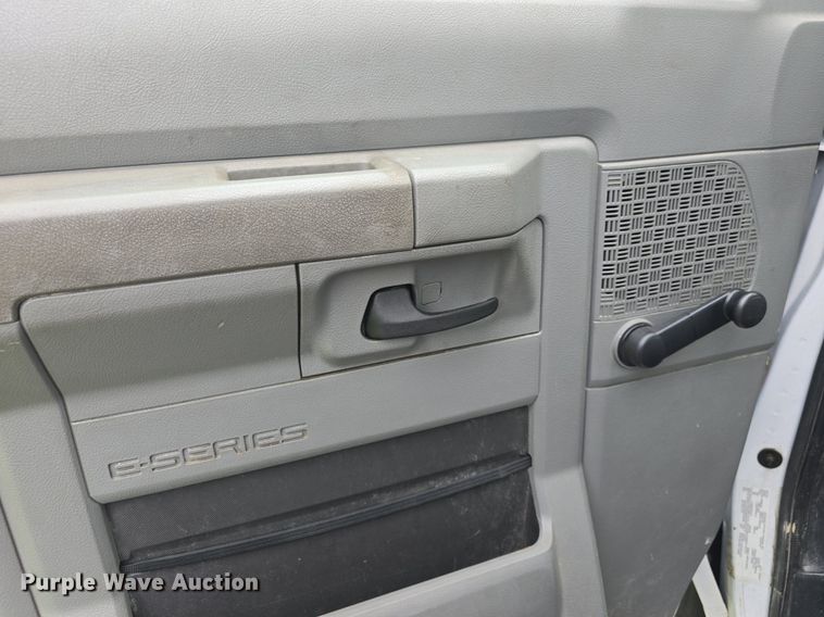 image for item DQ4415 2017 Goshen Ford Impulse Ford220 shuttle bus