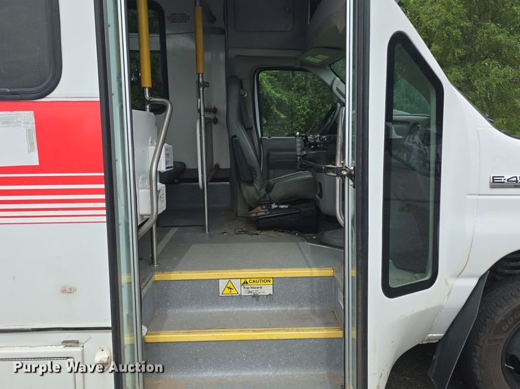 image for item DQ4415 2017 Goshen Ford Impulse Ford220 shuttle bus