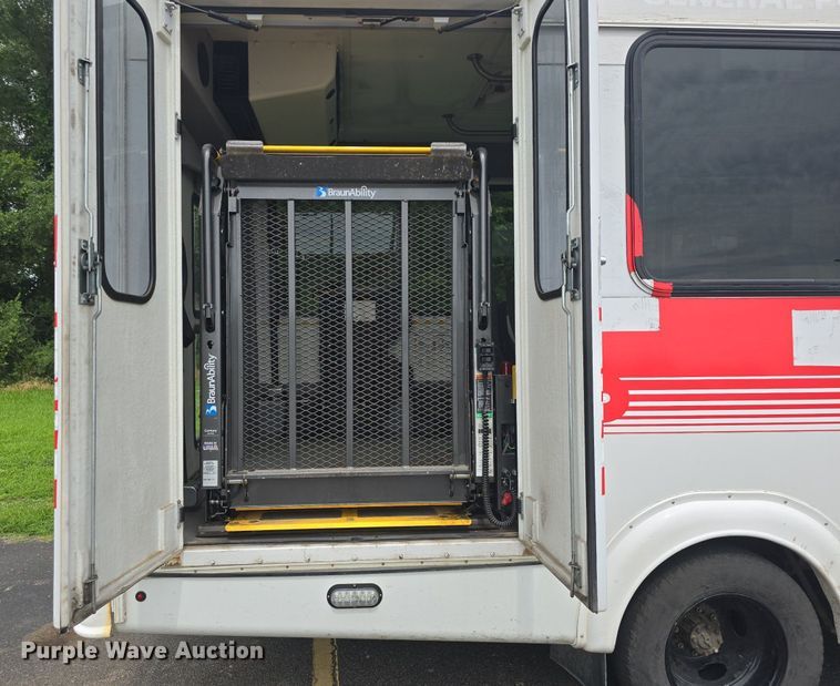 image for item DQ4415 2017 Goshen Ford Impulse Ford220 shuttle bus