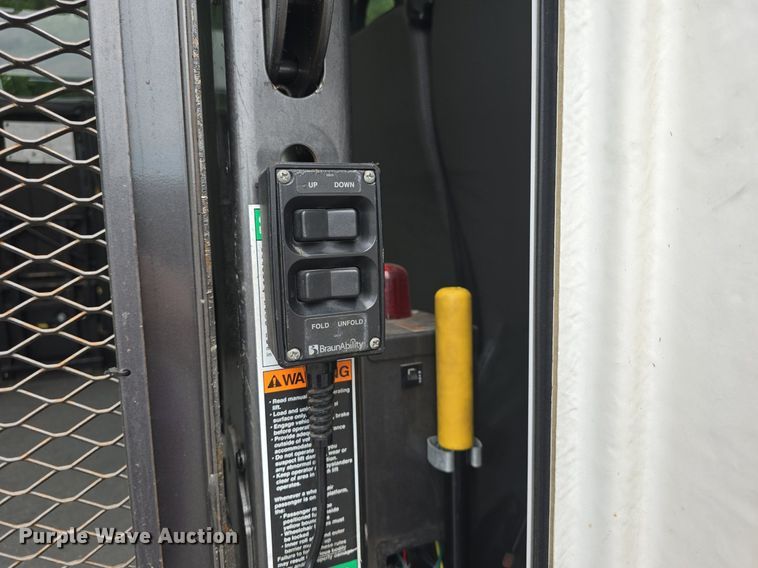 image for item DQ4415 2017 Goshen Ford Impulse Ford220 shuttle bus