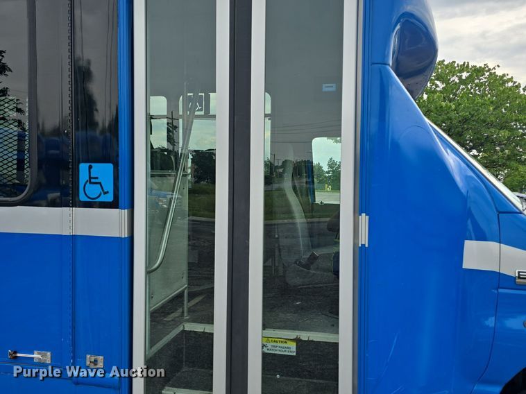 image for item DQ4420 2018 Senator II ST69923C shuttle bus