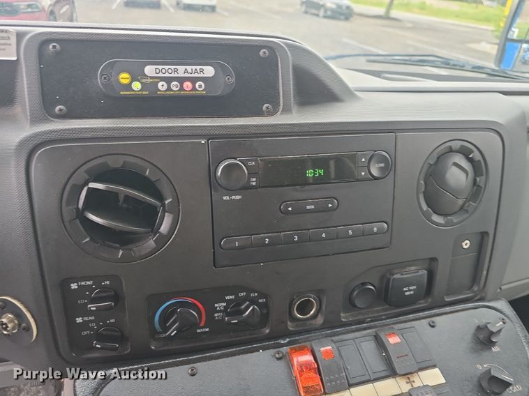 image for item DQ4420 2018 Senator II ST69923C shuttle bus