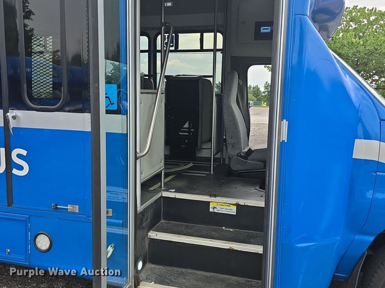 image for item DQ4420 2018 Senator II ST69923C shuttle bus