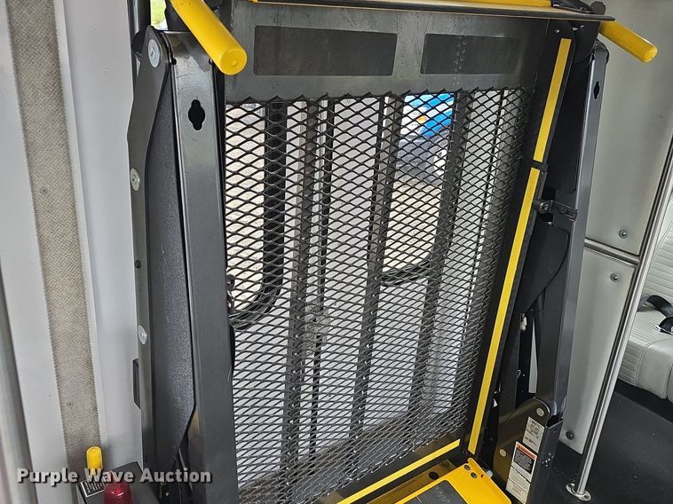 image for item DQ4420 2018 Senator II ST69923C shuttle bus