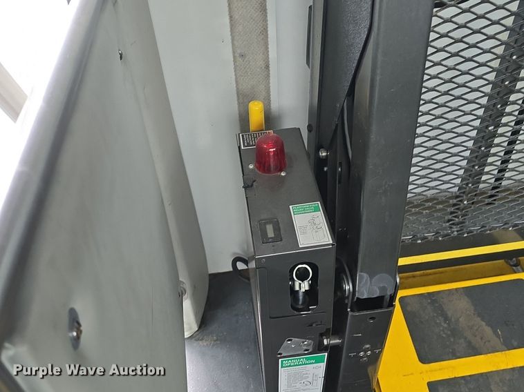 image for item DQ4420 2018 Senator II ST69923C shuttle bus