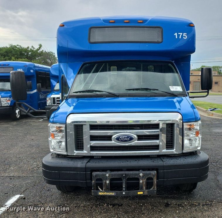 image for item DQ4421 2018 Senator II ST69923C shuttle bus