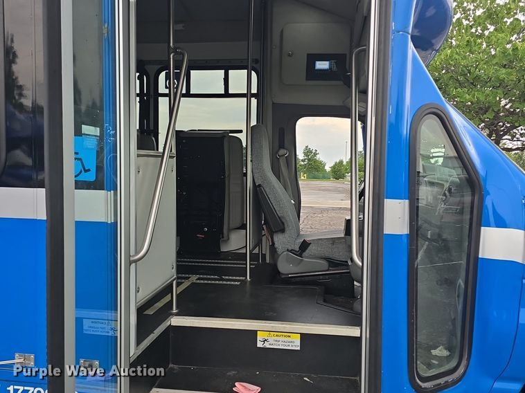 image for item DQ4421 2018 Senator II ST69923C shuttle bus