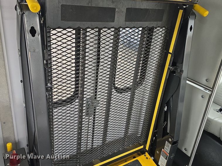 image for item DQ4421 2018 Senator II ST69923C shuttle bus