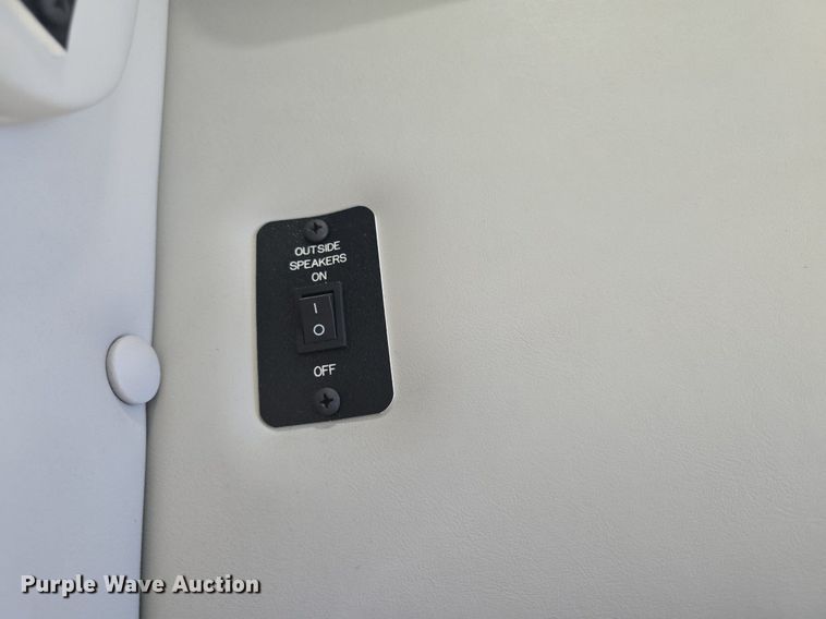 image for item DQ4422 2018 Senator II ST69941C shuttle bus