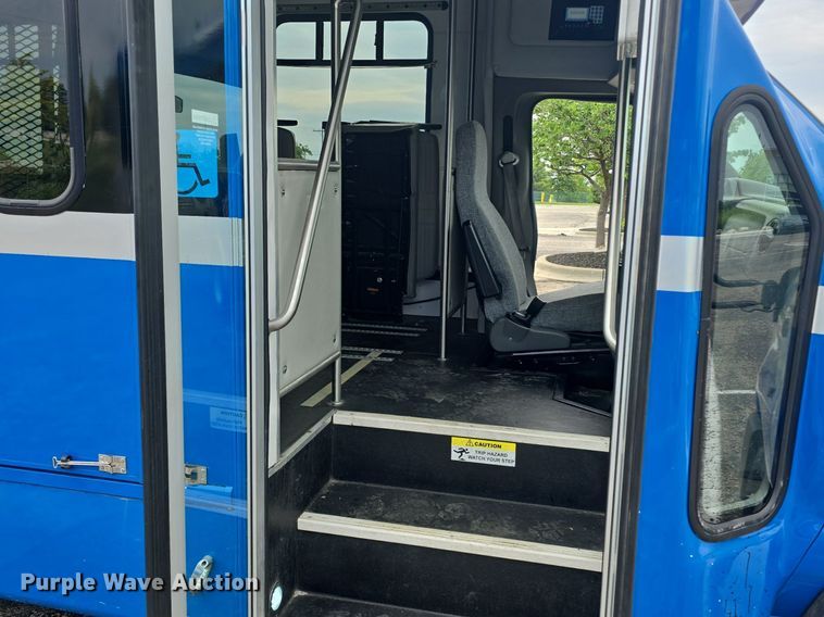 image for item DQ4422 2018 Senator II ST69941C shuttle bus