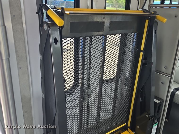 image for item DQ4422 2018 Senator II ST69941C shuttle bus