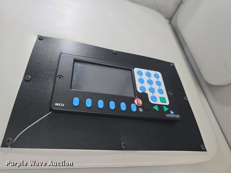 image for item DQ4423 2018 Senator II ST69941C shuttle bus